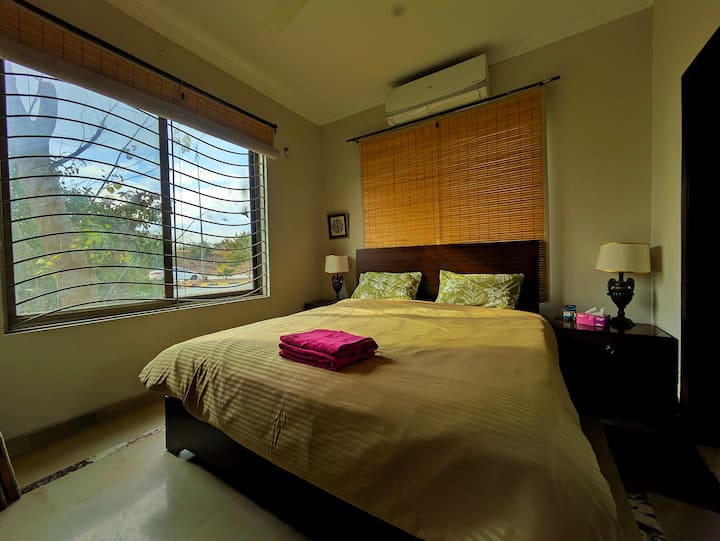 配备加大双人床、卫生间、衣柜、空调和朝向草坪的窗户，提供自然光