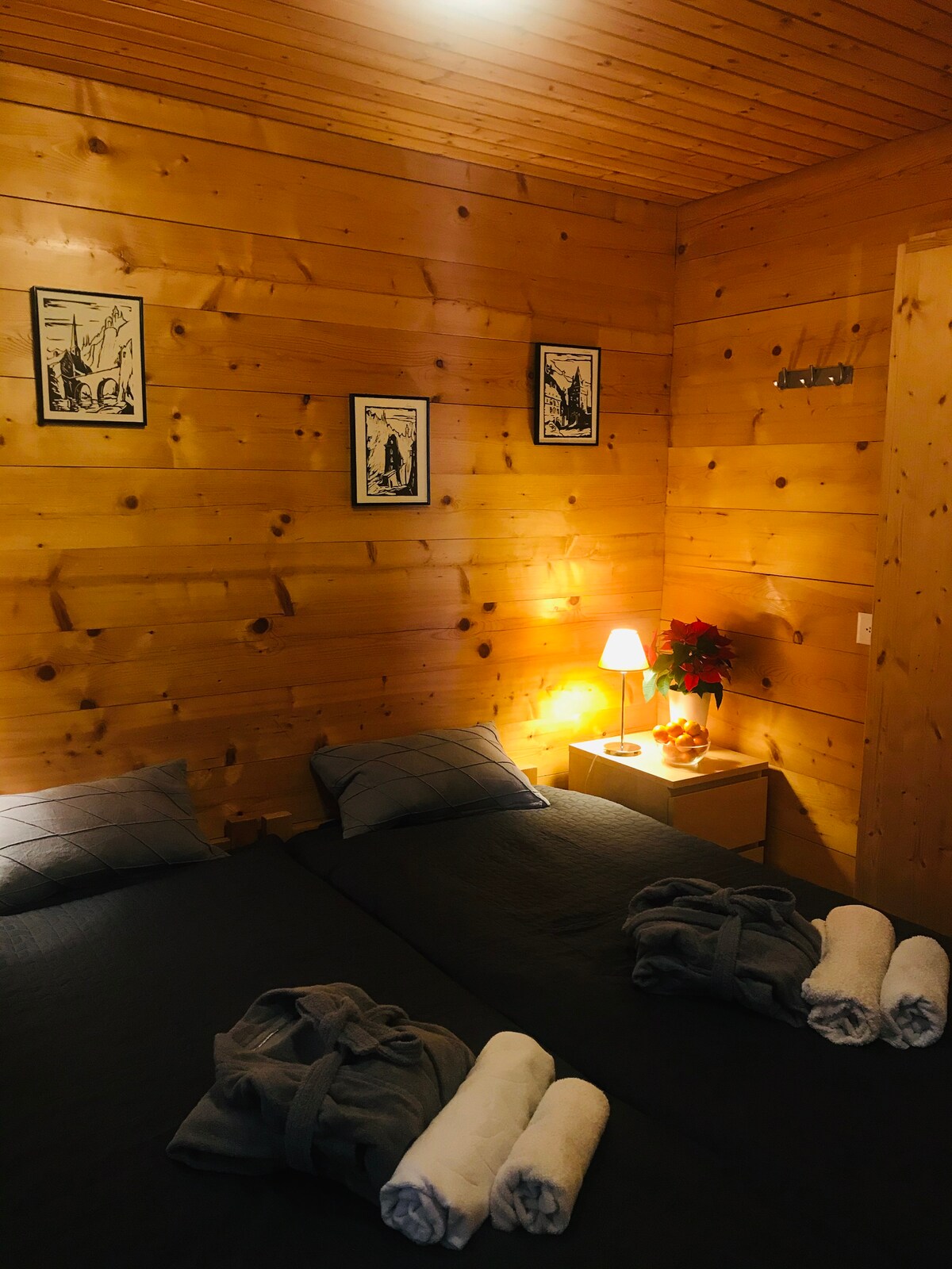 上层的第二间主卧。 衣柜可供存放。 