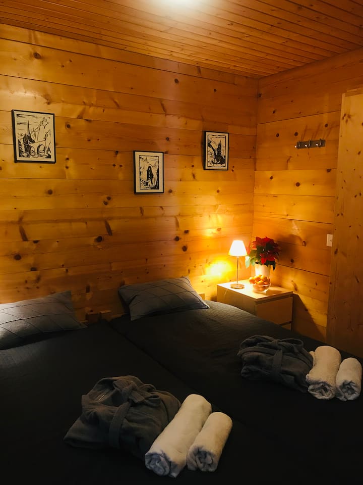 Druhá hlavná spálňa na hornom poschodí. Šatník je k dispozícii na uloženie vecí. 