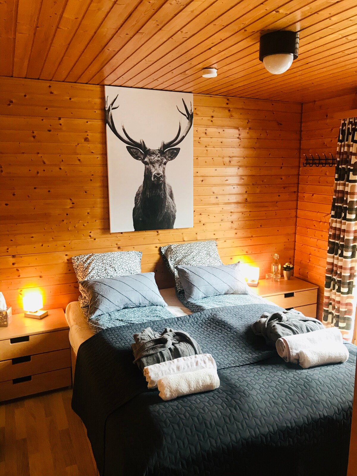 主卧位于上层，可欣赏阳台和山景。 衣柜可用于存放物品。