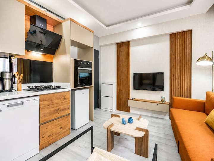 Elegant Hazel Flat | Walk To Historic Center - Konyaaltı