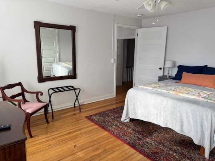 Spavaća soba s bračnim krevetom (širine 150 – 179 cm) i pametnim televizorom!