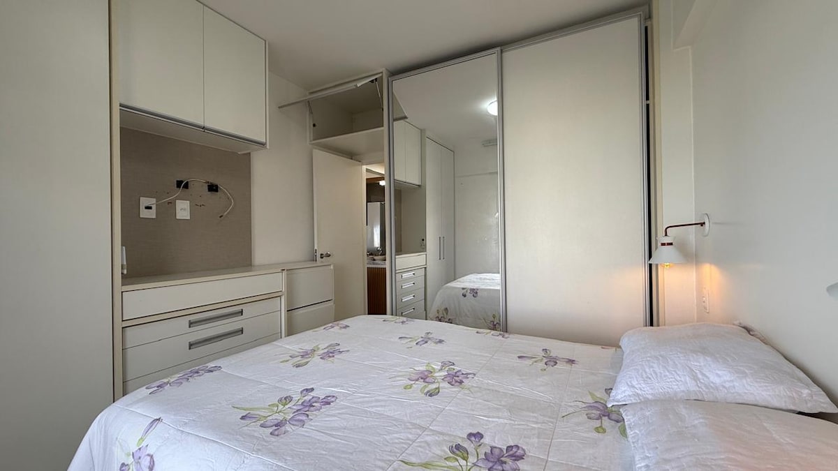 Full waterfront: swimming pool, fitness center and garage. - Flats for ...