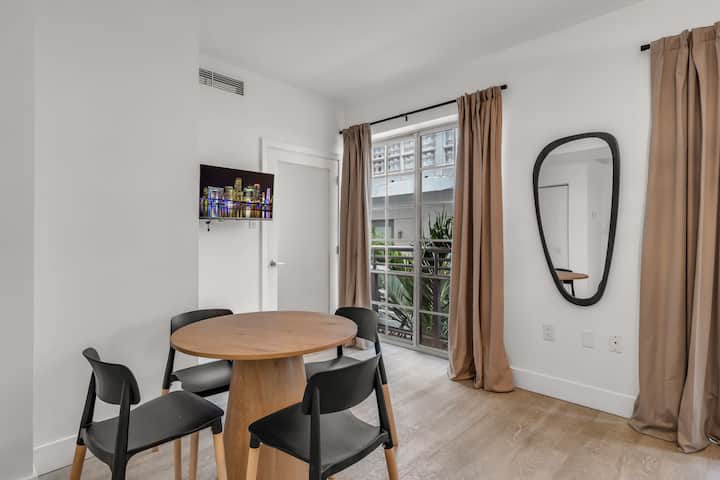 Stylish 1br On Ocean Dr | Rooftop Pool & Beach - Miami Beach, FL