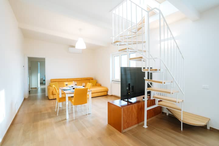 סלון עם שולחן אוכל 