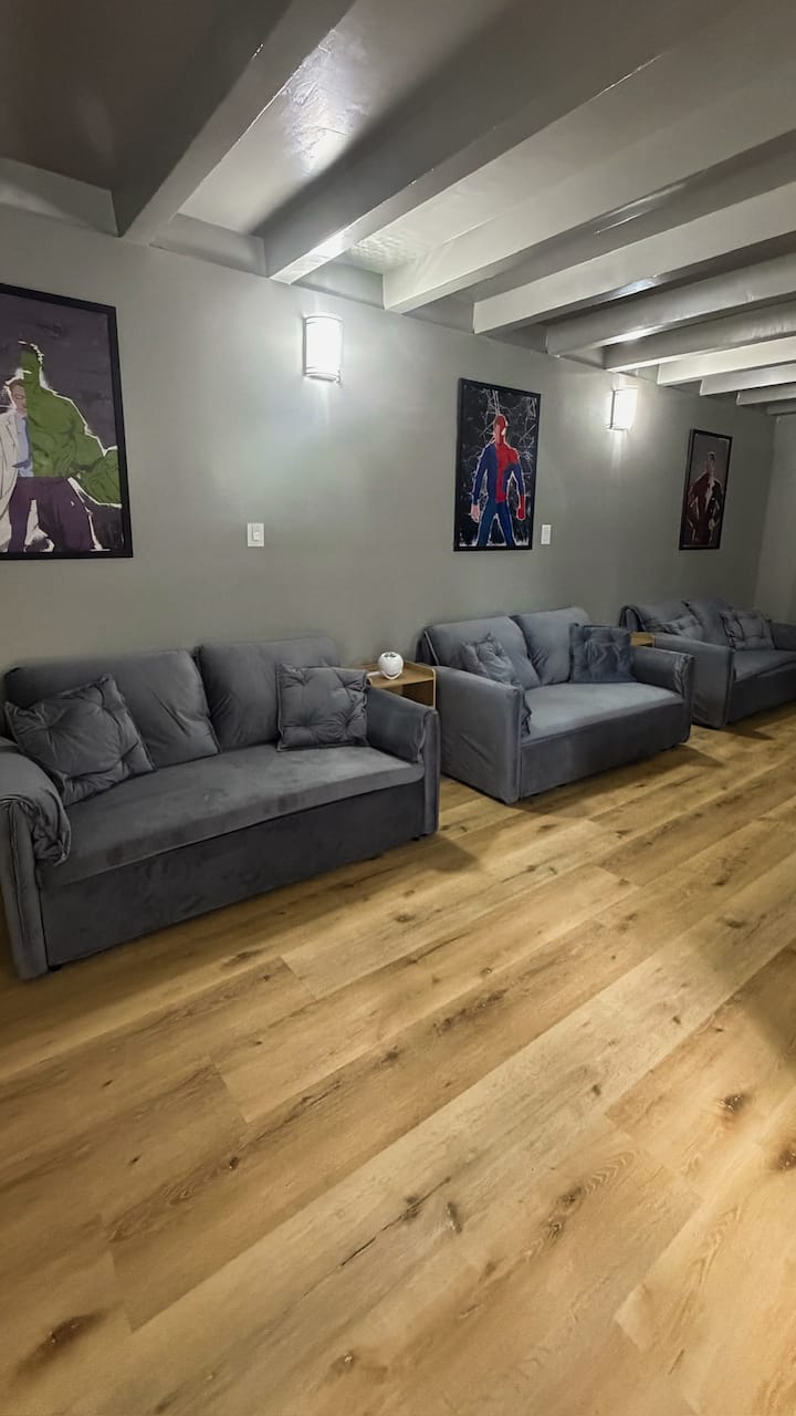 3 kauča na razvlačenje koji se nalaze u kino dvorani.