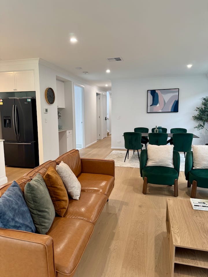 Urban Queen Room | Stylish & Convenient (Upstairs) - Virginia