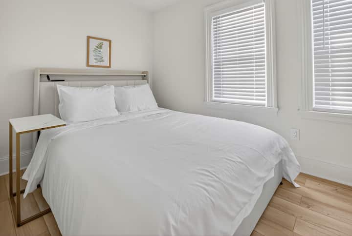 საძინებელში 1 არის 150‑179 სმ ზომის ორსაწოლი, LED‑განათების ჩარჩო, საწოლის ქვეშა სათავსო და ტუმბო. ეს ყველაფერი კომფორტულ სტუმრობას უზრუნველყოფს.