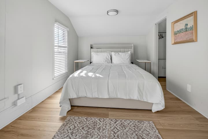 საძინებელი 3 არის მთავარი (მასტერბედრუმი) და აქ არის საწოლი 152×203 სმ ზომის LED‑განათებით, საწოლის ქვეშა სათავსო და ორი ბიჩტა.