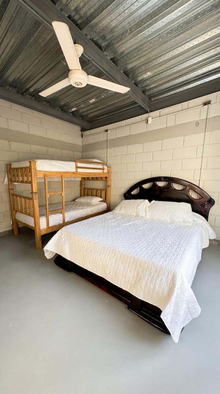 ห้องนอนขนาดใหญ่สำหรับกลุ่มพร้อมเครื่องปรับอากาศ ทุกคนพักที่นี่ได้! ห้องพักขนาดใหญ่พร้อมเตียงสองชั้นไม้ที่แข็งแรงและเตียงคู่ เพดานสูงและการระบายอากาศข้ามห้องรับประกันความเย็นในยามค่ำคืน ที่พักสำหรับครอบครัวขนาดใหญ่หรือทีมไคท์เซิร์ฟ