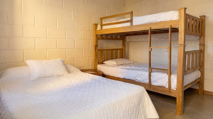 พื้นที่ยืดหยุ่นสำหรับ 3 คน มีเตียงสองชั้นและเตียงเดี่ยว พื้นที่สะอาดและใช้งานได้สำหรับวัยรุ่นหรือคนโสดในกลุ่ม