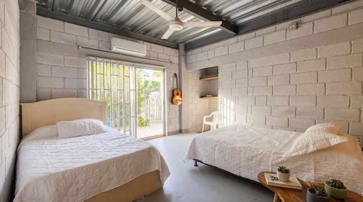  ตื่นขึ้นมาพร้อมวิวสวนด้วยหน้าต่างสูงจากพื้นถึงเพดาน ห้องพักมีเครื่องปรับอากาศและพัดลมเพื่อความสะดวกสบายสูงสุดในซานตาเวโรนิกา