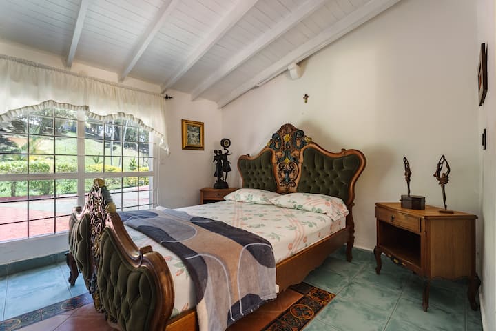 חדר נוח עם מיטה זוגית. אין בו חדר רחצה פרטי; חדר הרחצה בחוץ, קרוב מאוד לחדר.