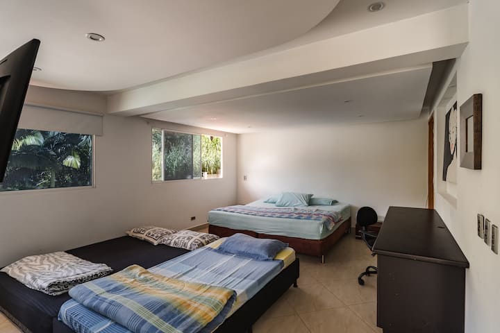 חלל מרווח ונוח, הממוקם בדירה נפרדת מהבית הראשי. יש בו חדר רחצה פרטי, טלוויזיה וחלל עבודה, אידיאלי למנוחה נוחה ופרטיות רבה יותר.