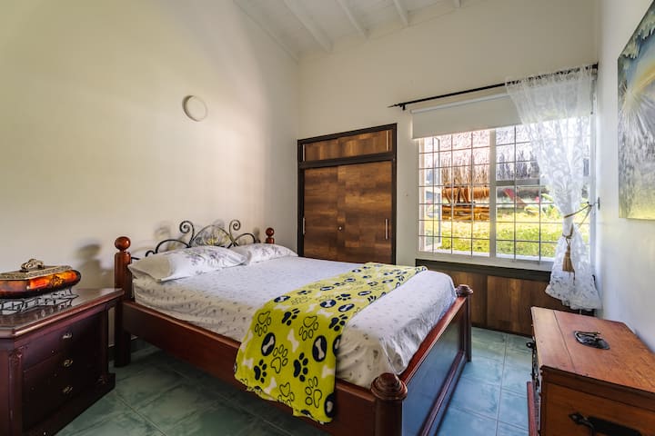 חדר נוח עם מיטה זוגית. אין בו חדר רחצה פרטי; חדר הרחצה בחוץ, קרוב מאוד לחדר.