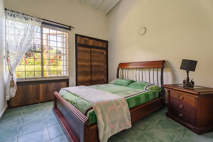 חדר נוח עם מיטה זוגית. אין בו חדר רחצה פרטי; חדר הרחצה בחוץ, קרוב מאוד לחדר.