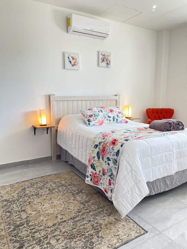 ოთახი ორმაგი საწოლით, კონდიციონერითა და გარდერობით.