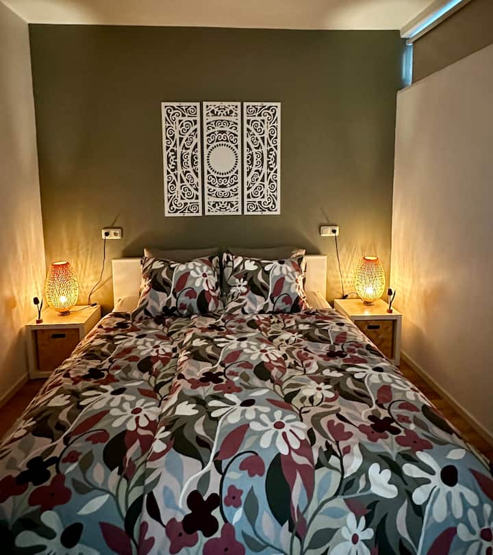 De knusse slaapkamer met een tweepersoons bed van 160 x 200