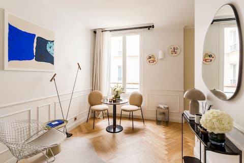 Popular Airbnb listing: Chic Airbnb hotel style – Louvre, Opéra, Vendôme in Paris 1er Arrondissement