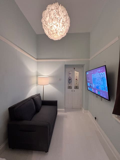 Popular Airbnb listing: Studio Flat Zone 2 - 2 min walk to Oval Station in Lambeth