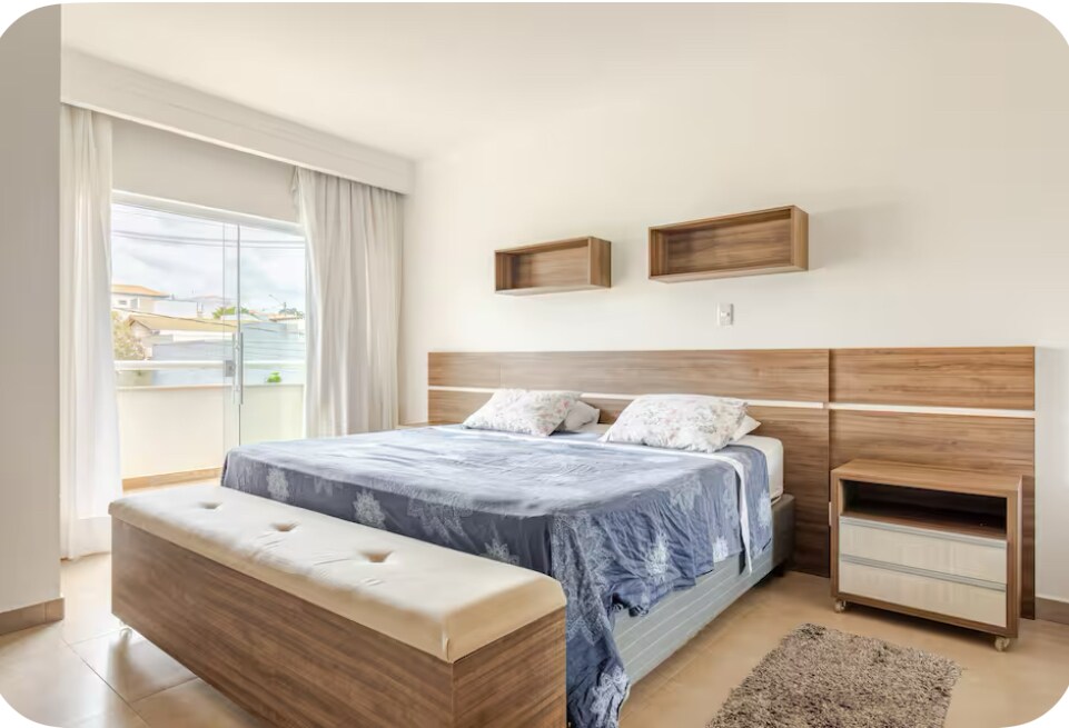 Útulný apartmán s výnimočným výhľadom na námestia, ideálny pre tých, ktorí hľadajú pohodlie a pokoj. Izba má priestrannú šatníkovú skriňu a vešiaky, ktoré ponúkajú praktickosť a organizáciu pre váš pobyt.