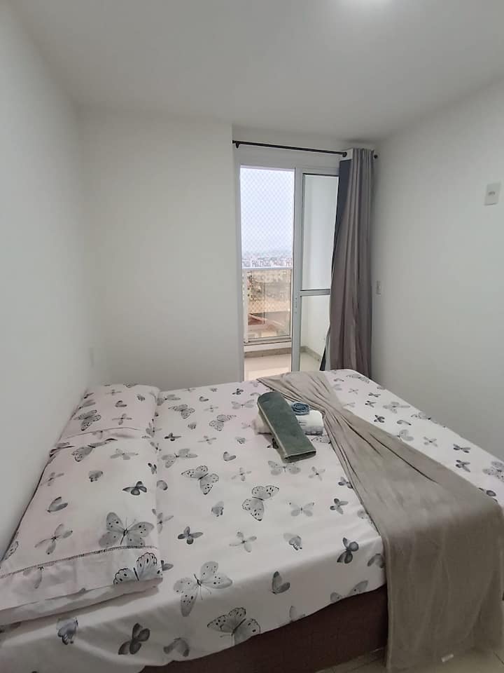 双人床（新）新床垫-阳台-（套房_ -风扇-带3个隔断的架子-防护屏-带卫生间的卧室 