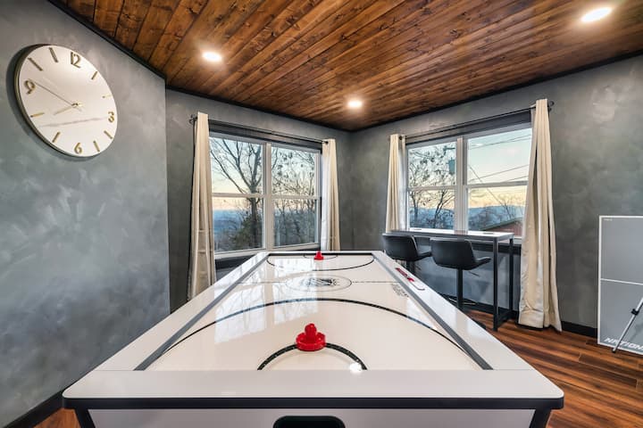 Luxe Romantic Cabin w/ Theater, Sauna & Mtn Views!