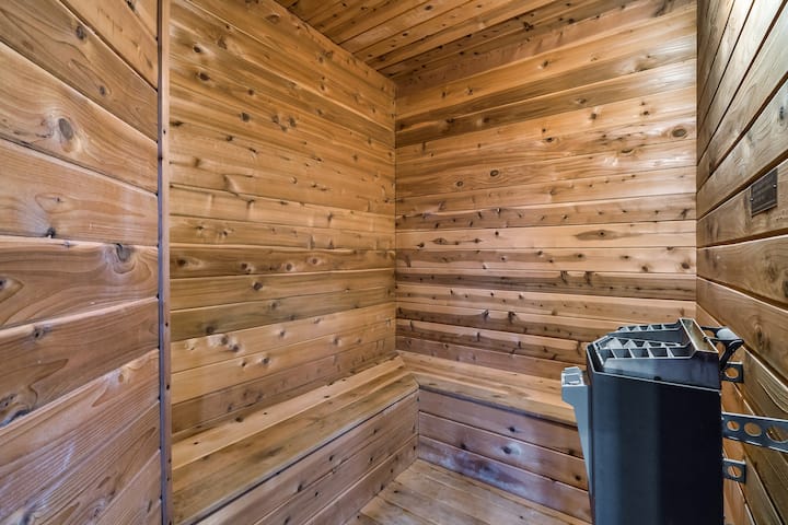 Luxe Romantic Cabin w/ Theater, Sauna & Mtn Views!