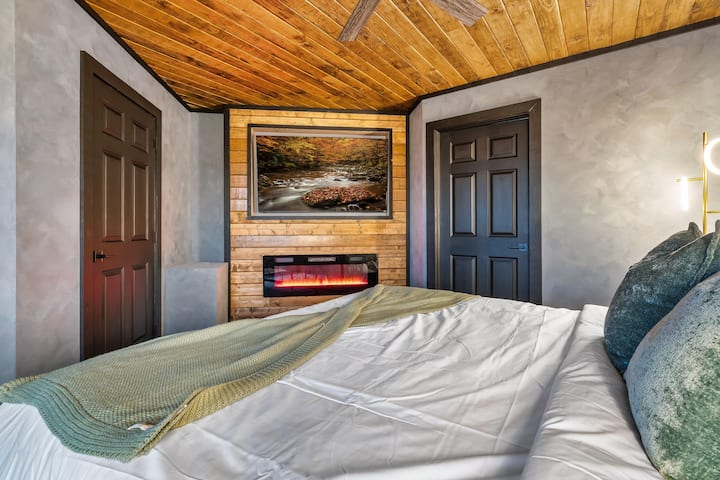 Luxe Romantic Cabin w/ Theater, Sauna & Mtn Views!