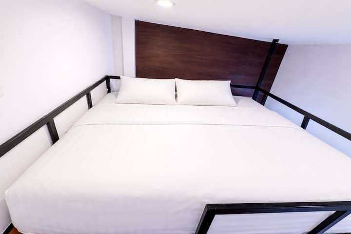 Large Family Room For 6 With Window By Bugis Mrt - Singapore