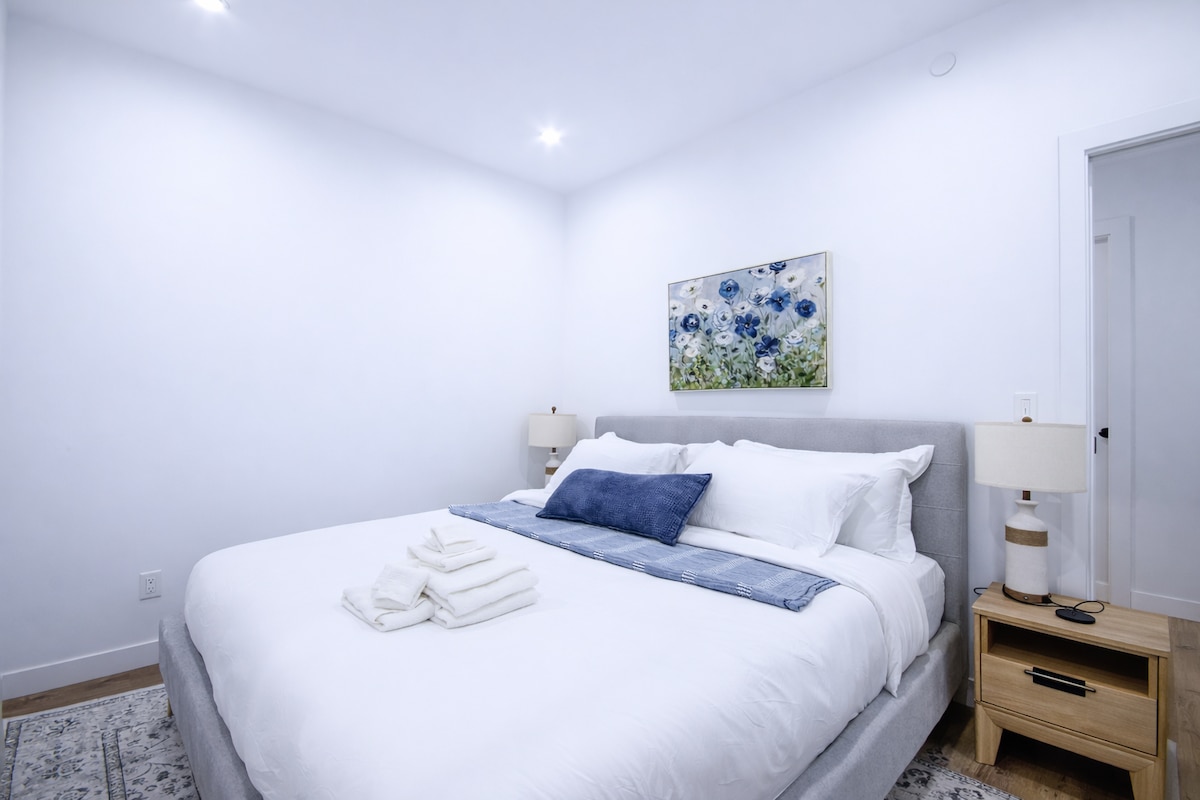 Amplio dormitorio tamaño king que ofrece comodidad elevada y televisor inteligente.