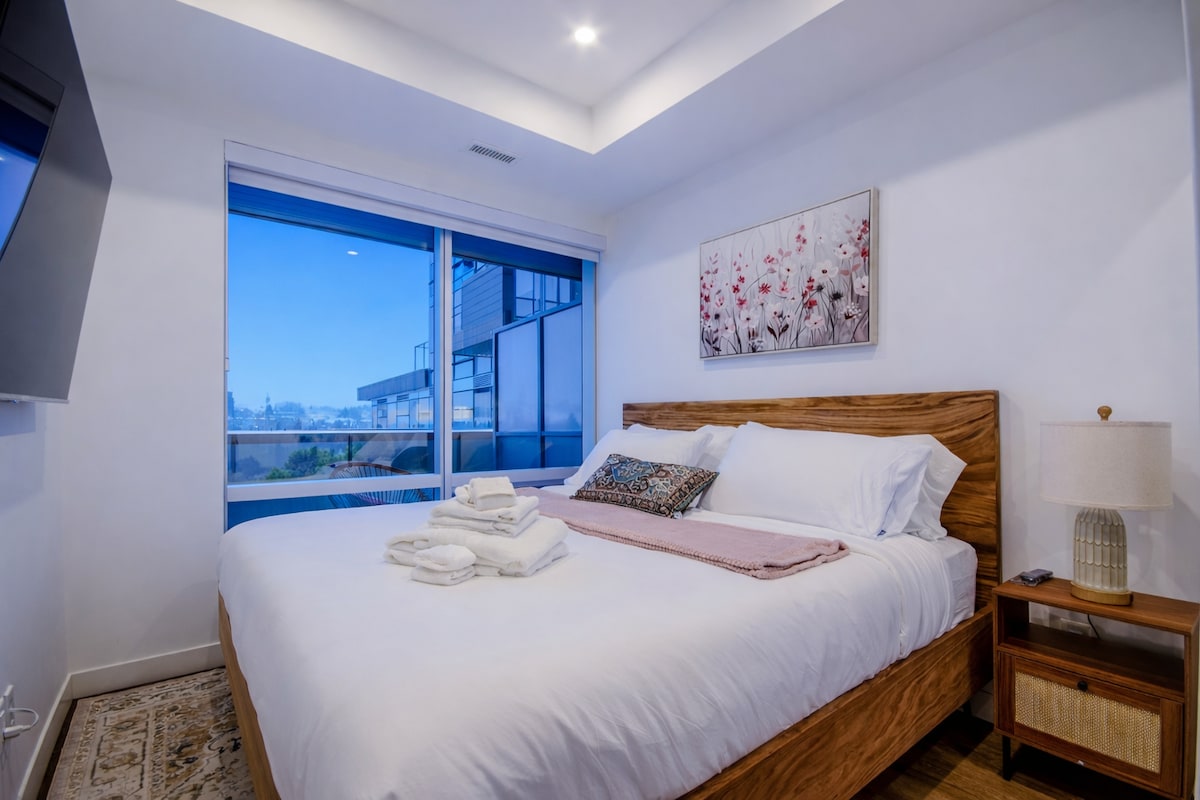 Despierta con vistas a la ciudad desde este refugio con cama tamaño king y televisor inteligente de 58 pulgadas