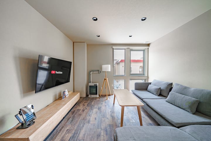 Тоа е голем телевизор поврзан на интернет.
Уживајте во Netflix, YouTube итн.