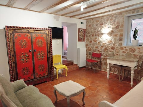 Top Airbnb: Old Athens' ambiance,walk to Acropolis!With garden in ΜΕΤΣ