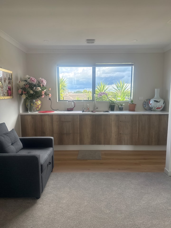 מטבחון קטן שהאורחים יכולים להשתמש בו באופן פרטי