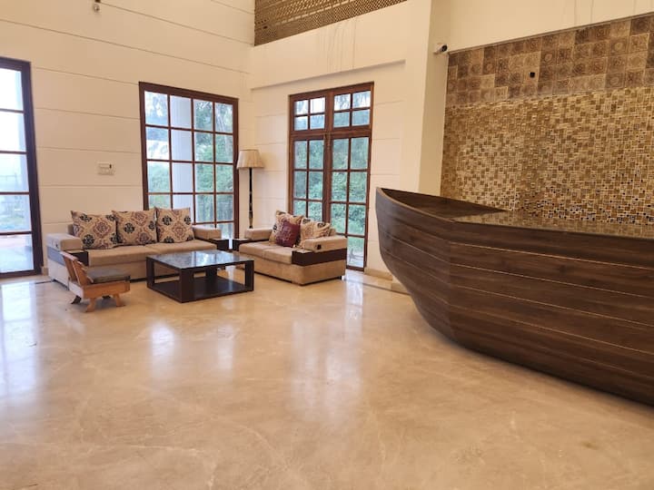 Villa With 18 Rooms With Balcony And Swimming Pool - Bangalore