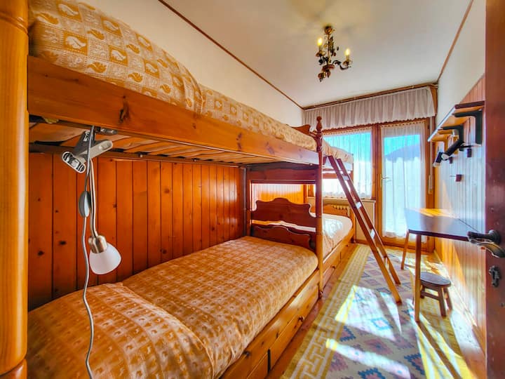 Welcome to our cozy second bedroom, ideal for families or groups of friends. This bright space is furnished with two single bunk beds, offering a fun and practical setting for rest.