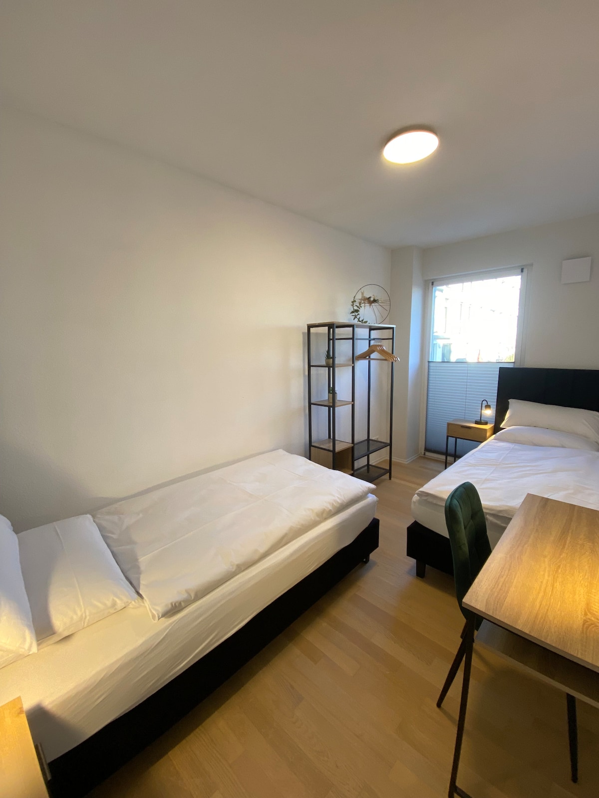 2 camas de lujo con somier. Escritorio. Perchero. Ventanas del piso al techo.