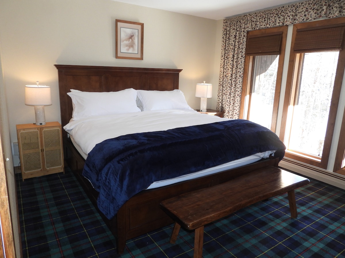 主卧配有加大双人床，位于主楼层下方的二楼