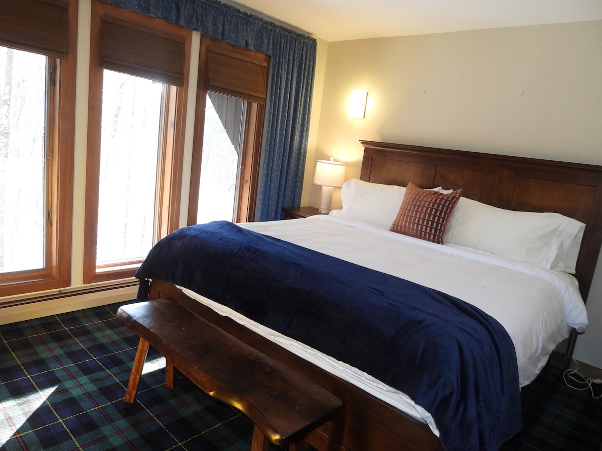 主楼层下二楼第二间卧室的特大床