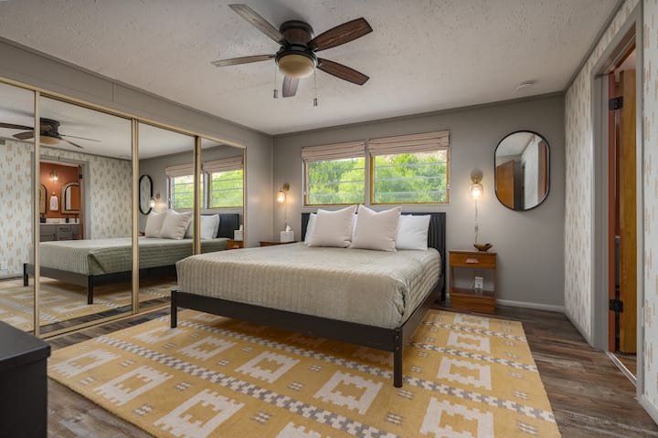 Rest easy in a comfortable king bedroom retreat surrounded by nature—wake up ready to explore Sedona, Oak Creek and nearby vineyards.