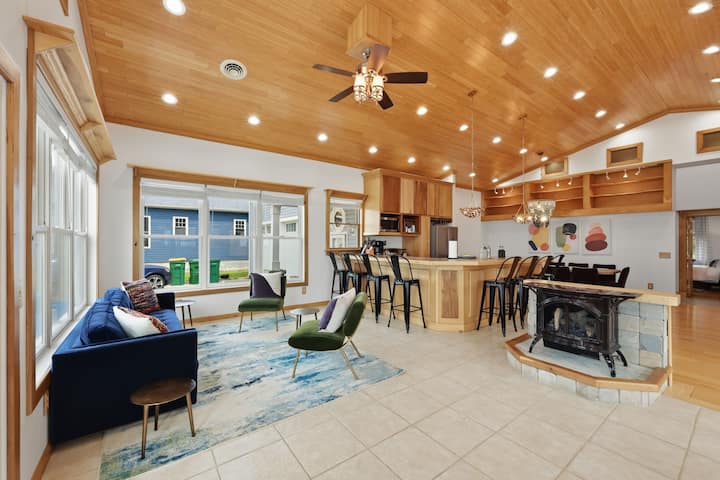 Eriesistable Escape | Lake Views + Hot Tub - Geneva-on-the-Lake, OH