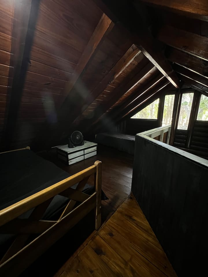 La segunda habitación se encuentra en el segundo piso de la cabaña. 