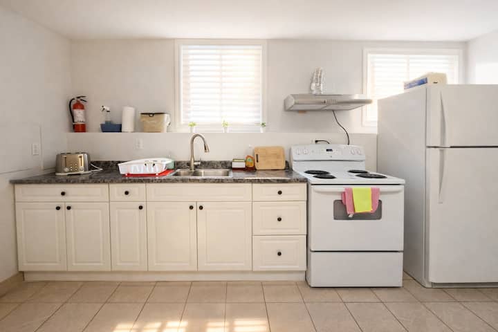 Large Bright Modern Room W/ Workspace & Tv - Niagara-on-the-Lake