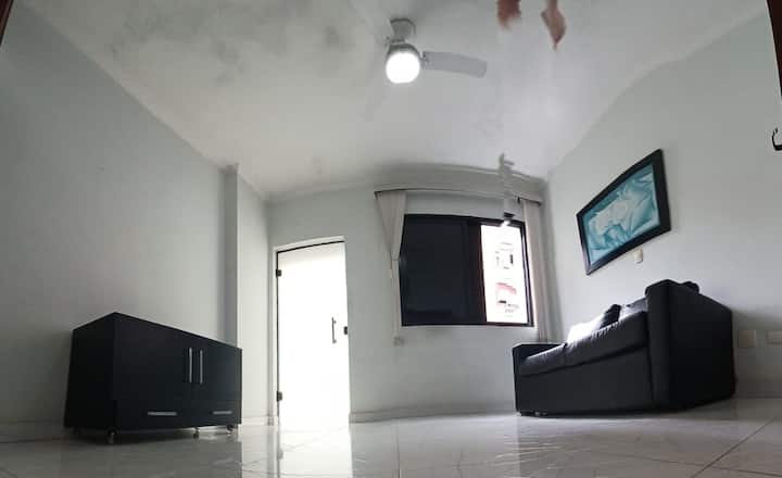 Dormitorio con balcón y sofá cama.