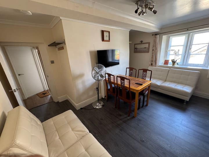 Modern 2br Apartment | Central Melksham Location - Bradford-on-Avon