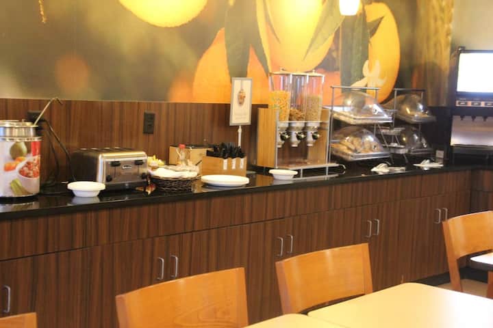 Excellent Hotel With Beautifully Decorated Rooms - Chambersburg, PA