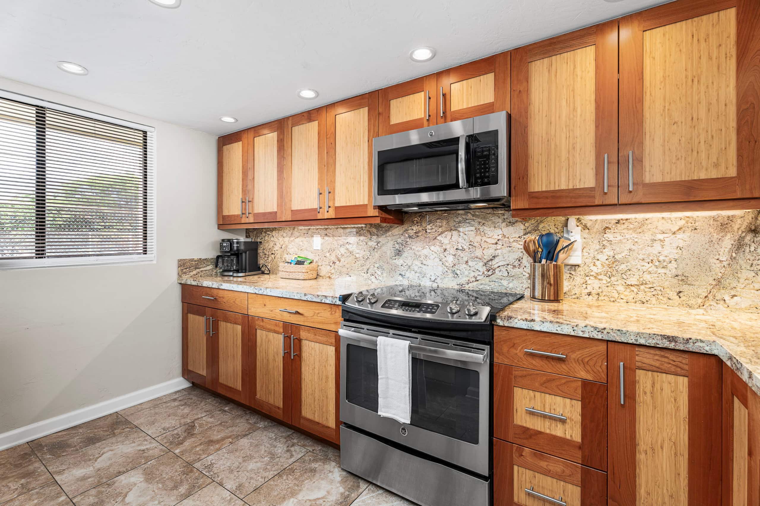 Fabulous Oceanview 2/2 Condo w/Central A/C In Kona - Image 2
