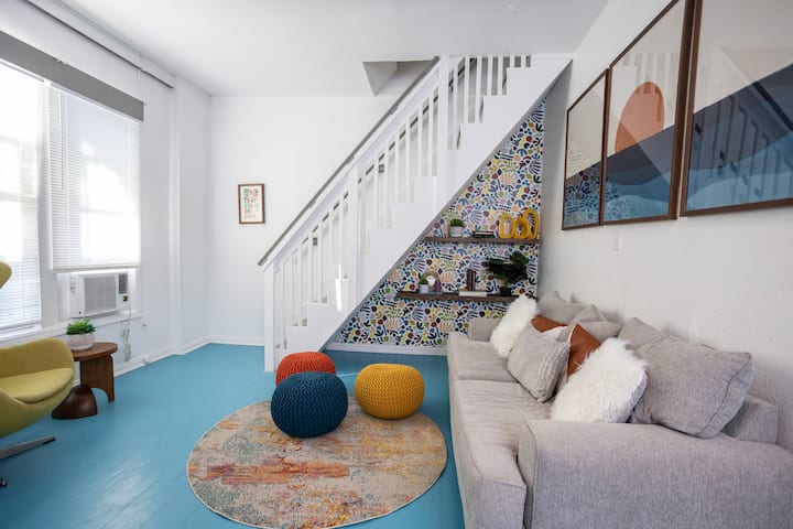New | Vibrant Loft 1br | Walk To Strand | Wifi - Texas City, TX
