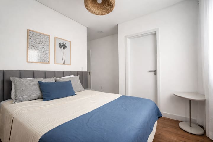 Habitación doble con baño privado, escritorio y espacio para guardar ropa, diseñada para una estancia cómoda en Itapema.